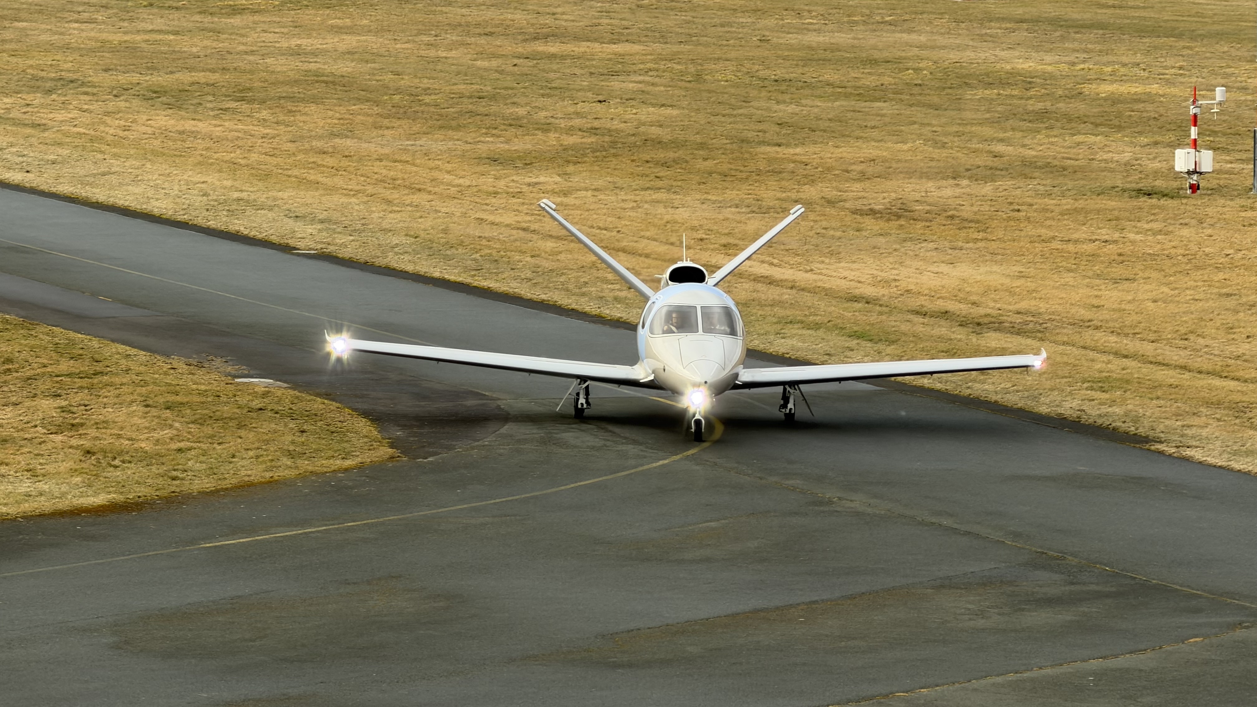 cirrus-sf-50-taxiway-a-front.jpeg